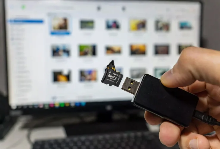 Defekte SD-Karte neben Kartenleser bei der Datenrettung von Fotos
