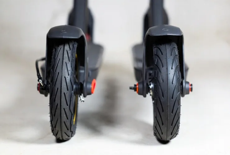 Vergleich zwischen Luftreifen und Vollgummireifen an einem E-Scooter
