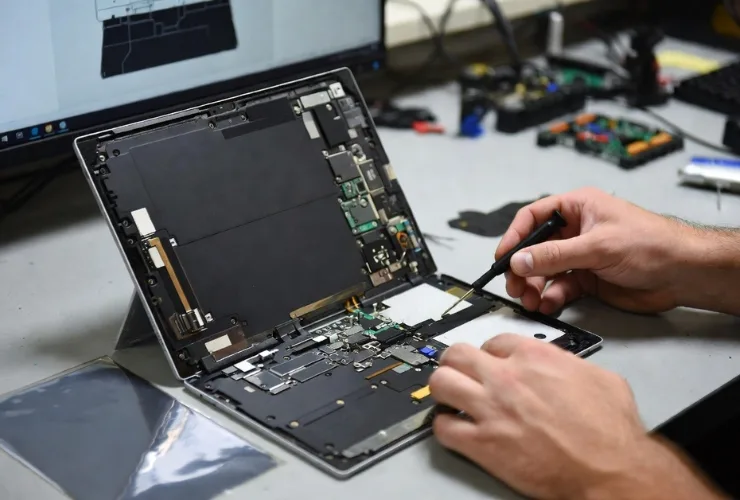 Microsoft Surface Pro wird in der Werkstatt geoeffnet und repariert